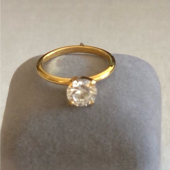 Gold tone CZ ring size 8 - Picture 2 of 7